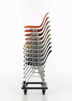 Stapelwagen mit acht Vitra DSS Stühlen in verschiedenen Farben, ungepolstert, für einfache Lagerung.